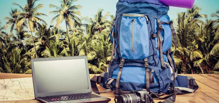 portátil mochila y cámara solo lo necesario para viajar por el mundo trabajando