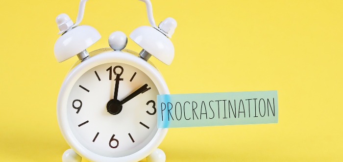 Tipos-de-procrastinación-reloj-blanco-fondo-amarillo