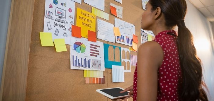 Mujer planificando su emprendimiento | Frases para emprendedores