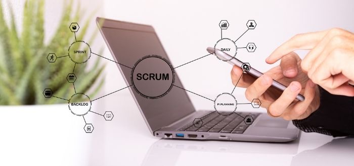 Persona usando laptop para seguir fases del modelo Scrum