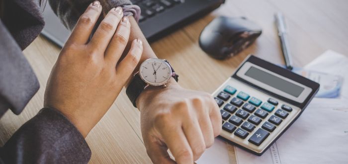 Trabajador consultando su reloj | Herramientas de gestión del tiempo
