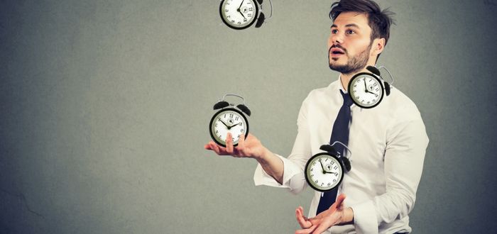 Hombre manejando su tiempo | Cómo organizar mi tiempo