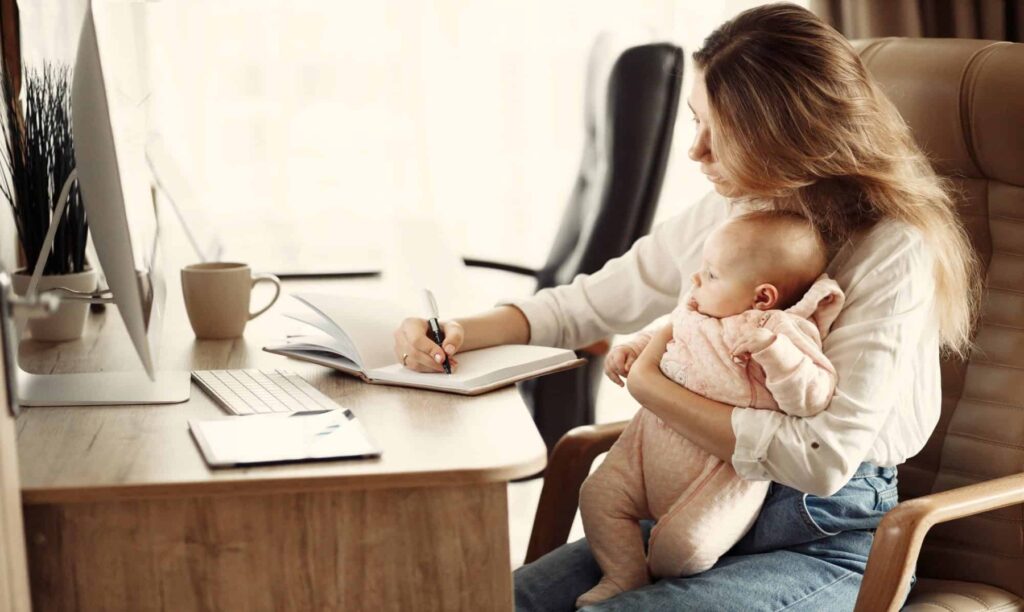 Cómo actualizar tu CV para la vuelta al trabajo tras la maternidad