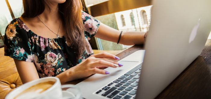 Mujer trabajando en coworking