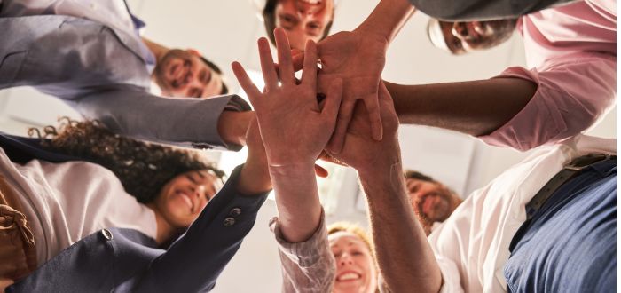 Grupo de trabajadores celebrando | Metodologías de emprendimiento