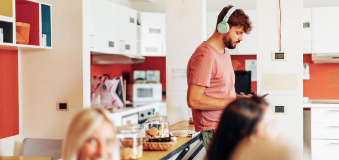 Persona que vive en un coliving