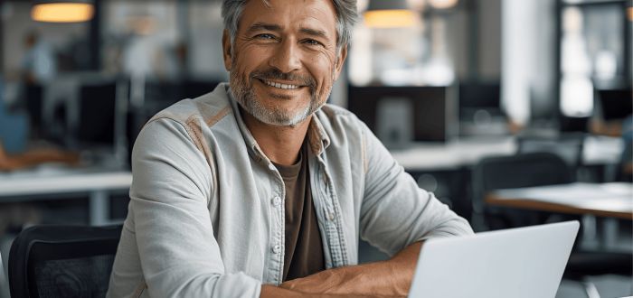 Hombre motivado estudiando virtualmente 