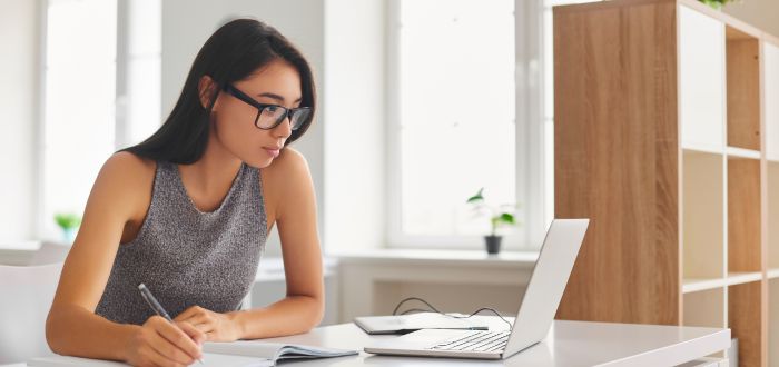 Mujer estudiando | e-Learning para empresas 