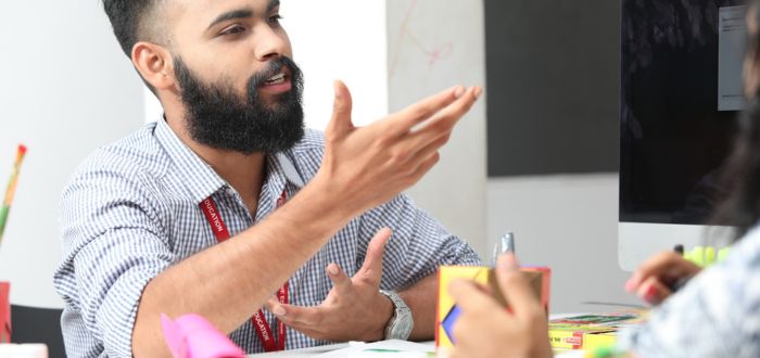 Líder de empresa en reunión | Liderazgo humanista