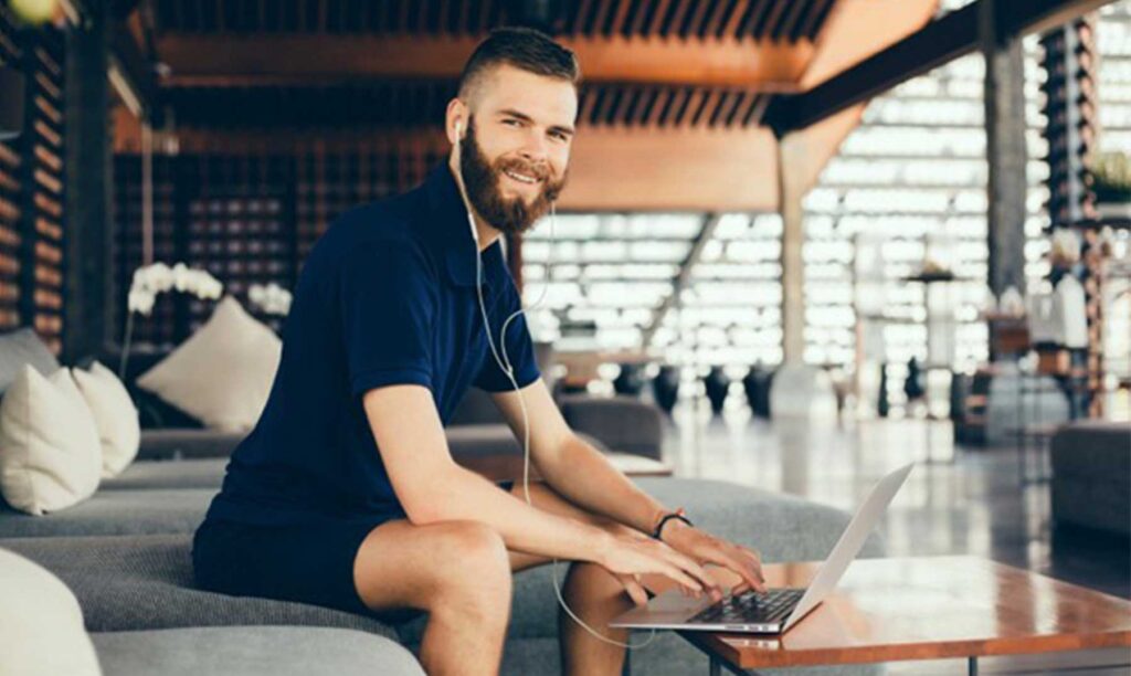 hombre-con-barba-usando-portatil-y-auriculares